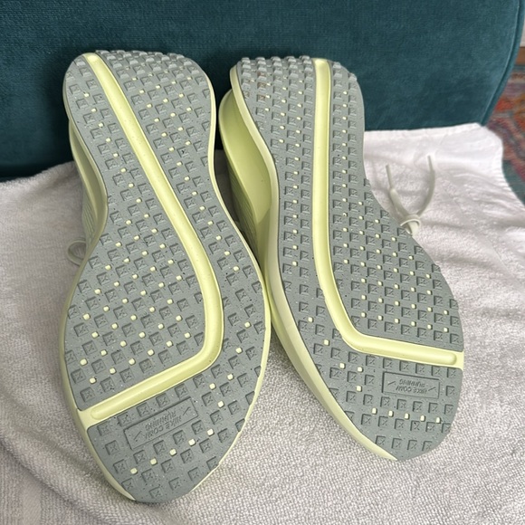 Women’s Nike Interact Run, 9.5, sea glass/barely volt. (Lime green) new no box - Picture 2 of 2